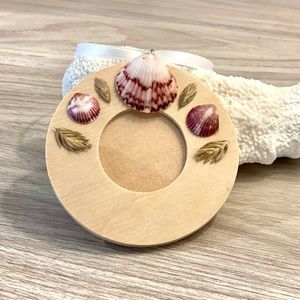 186. Beachy picture frame ornament